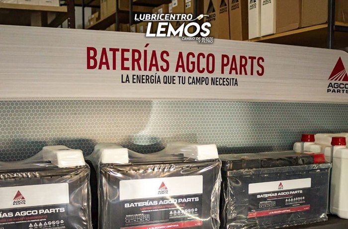 Baterías AGCO Parts exhibidas en el local
