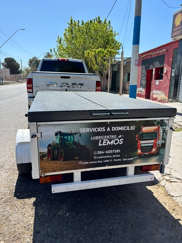 Tráiler de servicios a domicilio de Lubricentro Lemos enganchado a una camioneta