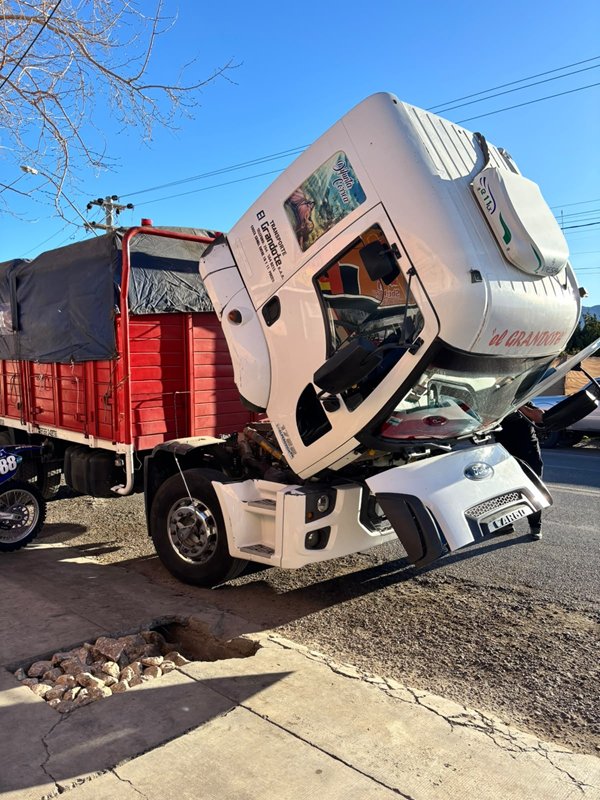 Camión con la cabina levantada durante un service