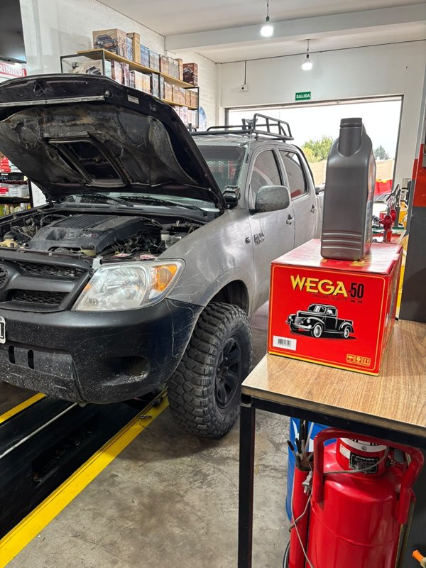 Toyota Hilux gris junto a una caja de filtros WEGA