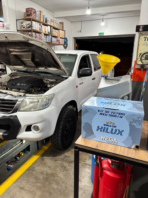 Toyota Hilux blanca con kit de filtros WEGA en el taller