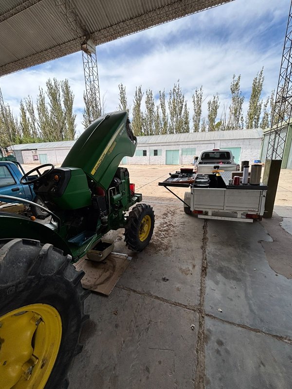 Tractor John Deere verde con el capó abierto