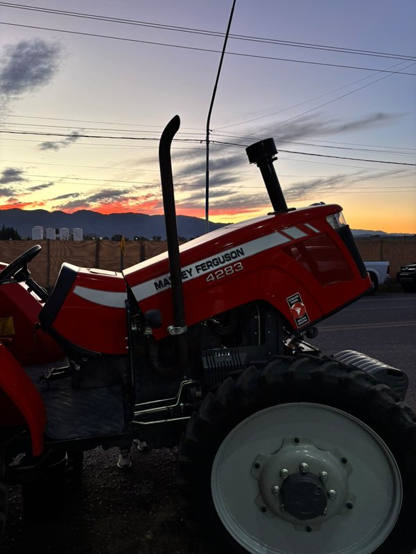 Tractor Massey Ferguson rojo al atardecer
