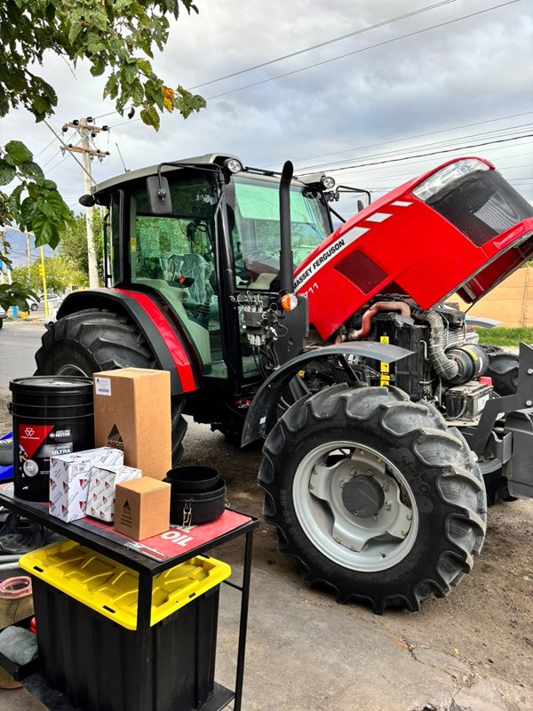 Tractor Massey Ferguson con repuestos preparados para el service