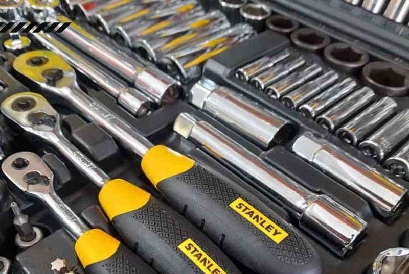 Caja de herramientas Stanley con llaves y tubos