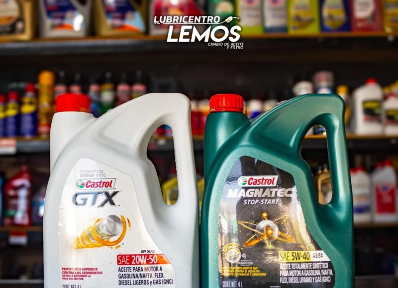 Bidones de aceite Castrol GTX y Magnatec en el local