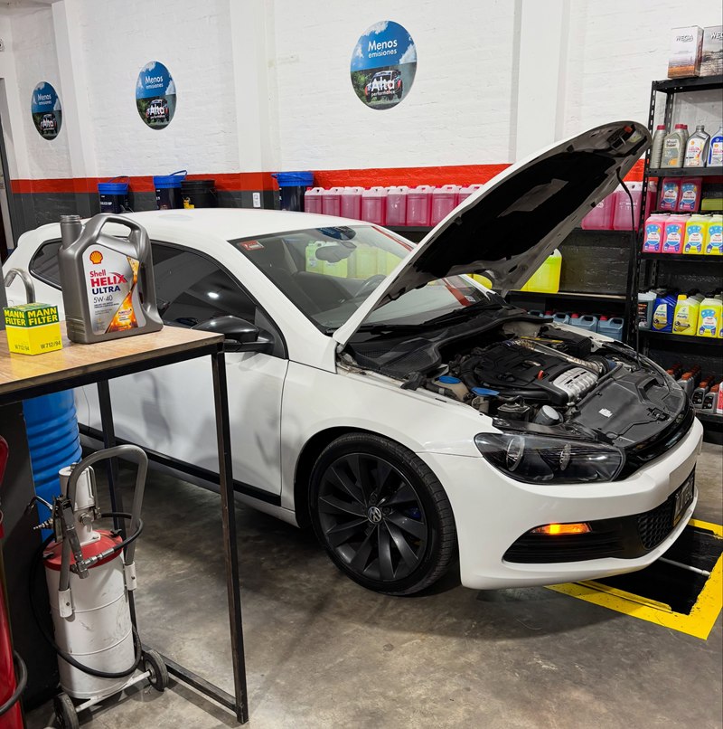Volkswagen Scirocco blanco durante un mantenimiento preventivo