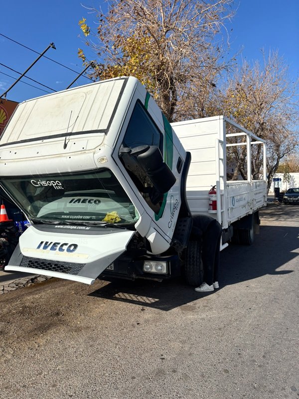 Camión Iveco blanco con la cabina levantada durante un service