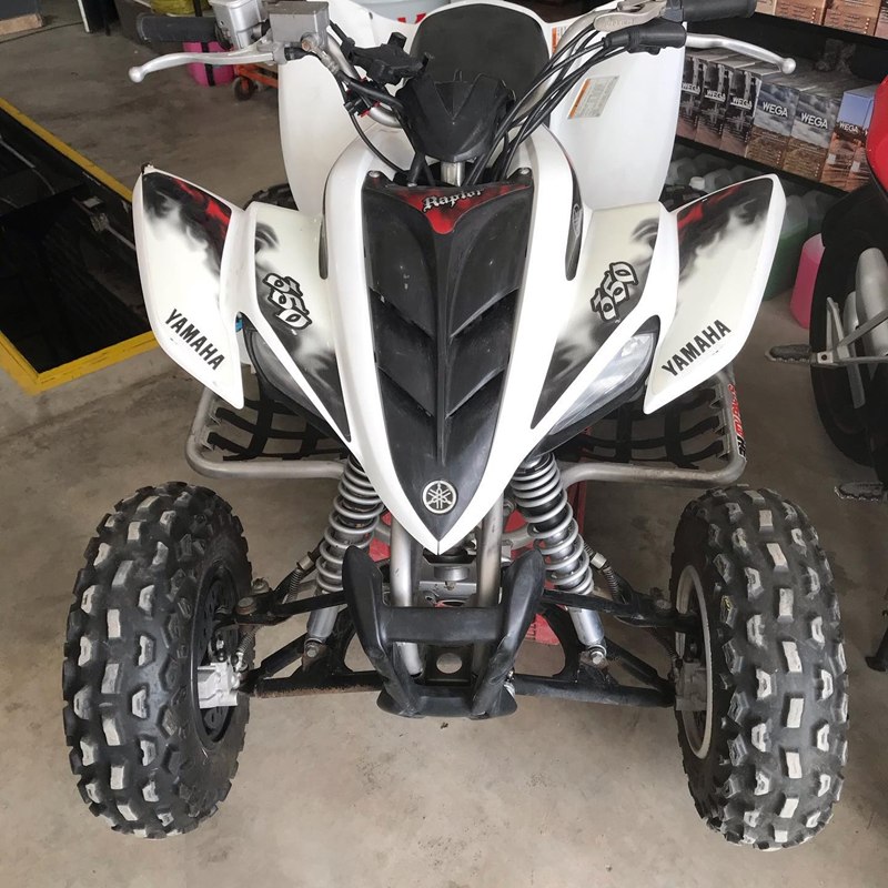 Cuatriciclo Yamaha blanco en el taller