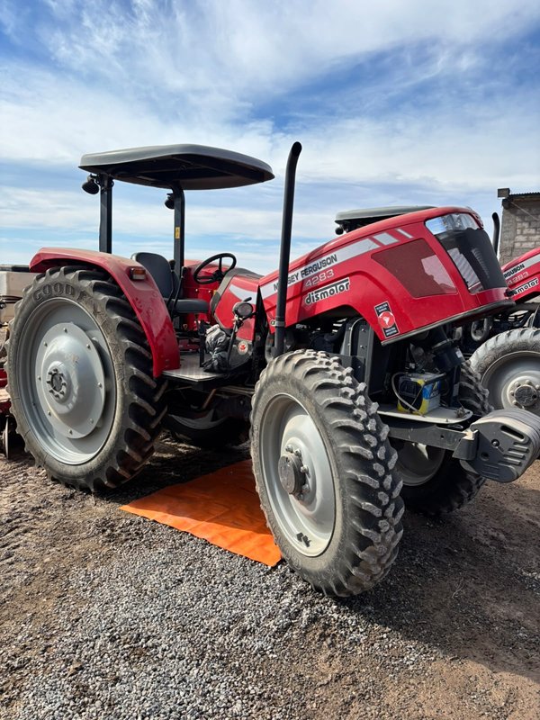 Tractor Massey Ferguson rojo sobre una lona de trabajo durante un service a domicilio