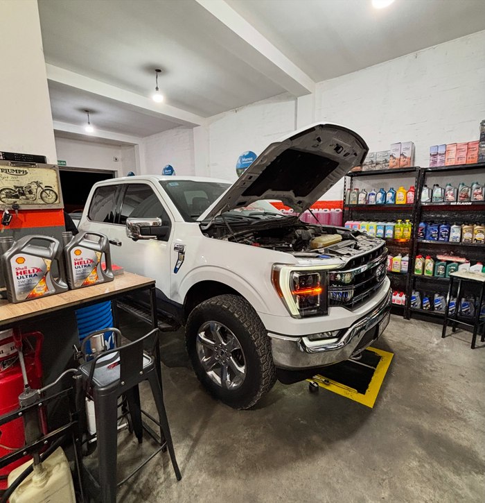 Ford F-150 blanca durante un service completo